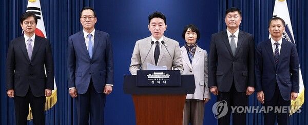 강훈식 비서실장이 21일 청와대 기자회견장에서 이재명 대통령이 새로 임명한 참모들과 인사 관련 브리핑을 하고 있다. 강 비서실장 뒤로 왼쪽부터 홍보소통수석 성기홍 전 연합뉴스 사장, 민정수석비서관 한찬식 김앤장법률사무소 변호사, 사회수석비서관 김경자 우석대 객원교수, 국가안보실 1차장 강건작 대통령직속 미래국방전략위원회 위원, 국가안보실 3차장 송기호 경제안보비서관.[사진=연합뉴스]