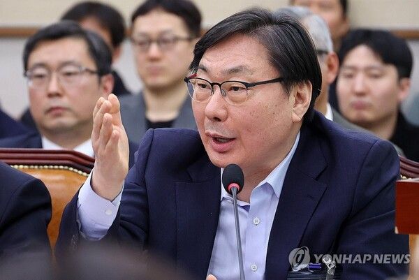 4월14일 국회 '윤석열 정권 정치검찰 조작기소 의혹 사건 진상규명' 국정조사특별위원회에서 열린 쌍방울 대북 송금 사건 관련 청문회에서 증인으로 출석한 이화영 전 경기도 평화부지사가 의원 질의에 답하고 있다.[사진=연합뉴스]