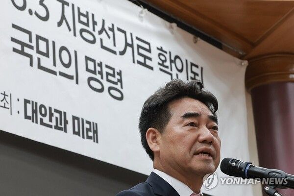 국민의힘 개혁성향 모임 '대안과미래' 소속 의원들이 9일 국회 의원회관에서 6·3 지방선거 평가 토론회를 연 가운데 대안과미래 간사인 국민의힘 이성권 의원이 환영사하고 있다.[사진=연합뉴스]