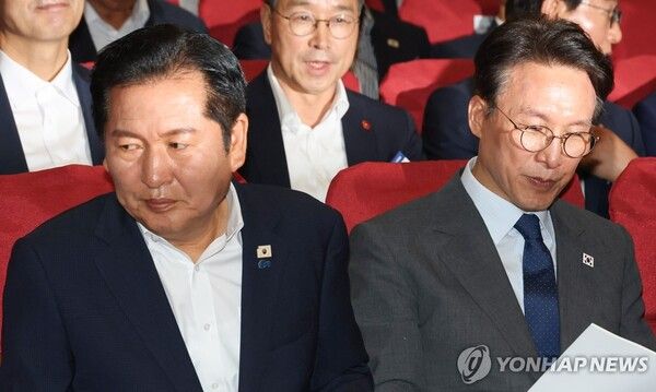 더불어민주당 정청래 대표와 김민석 국무총리가 21일 국회 의원회관에서 열린 6·3 지방선거 단체장 당선자 워크숍에 참석해 있다.[사진=연합뉴스]
