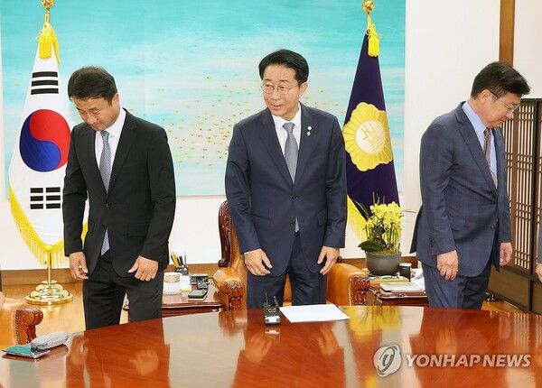 조정식 국회의장(가운데)이 22일 국회의장실에서 의장 주재 여야 원내대표 회동에 앞서 기념 촬영을 마치고 자리에 앉고 있다.[사진=연합뉴스]