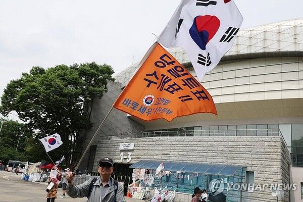 지방선거 투표용지 부족 사태 규탄 봉쇄 시위 참가자들이 재선거 및 당일투표 수개표 촉구 구호를 외치고 있다 [사진=연합뉴스]
