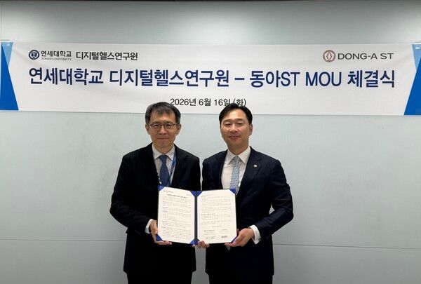 동아ST-연세대학교 디지털헬스연구원 디지털헬스케어 서비스 개발 업무협약 체결식에서 동아에스티 정재훈 사장(오른쪽)과 연세대학교 디지털헬스연구원 김현창 원장이 기념 사진을 촬영하고 있다. [사진=동아ST]