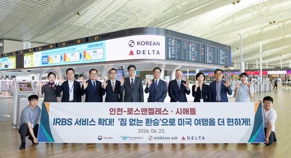 기념행사에 참석한&nbsp;(왼쪽에서 다섯번째부터) 조용수 인천공항공사 운항본부장, 고광호 대한항공 여객사업본부장, 제프 무마우(Jeff Moomaw) 델타항공 아시아태평양 총괄 부사장 등 관계자들이 기념사진을 촬영하는 모습이다. [사진=대한항공]