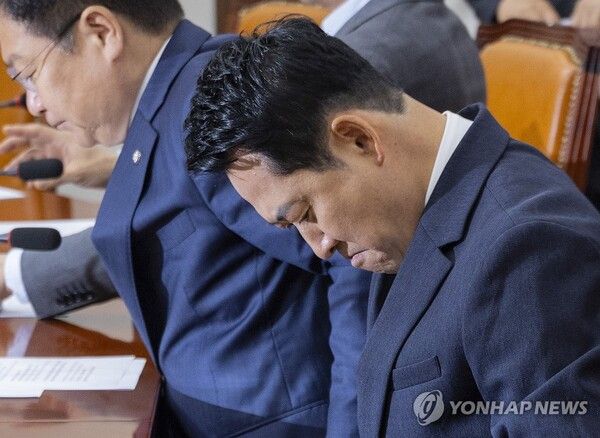 국민의힘 장동혁 대표가 18일 국회에서 열린 최고위원회의에 입장해 시작을 기다리고 있다.[사진=연합뉴스]