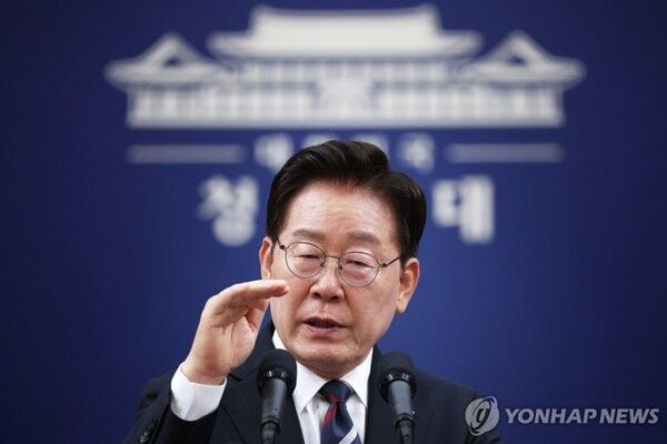이재명 대통령이 19일 청와대 춘추관에서 열린&nbsp;G7&nbsp;참석·유럽 순방 결과 브리핑에서 취재진 질문에 답하고 있다 [사진=연합뉴스]
