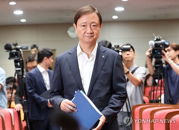이찬진 금융감독원장이 22일 서울 영등포구 금융감독원에서 열린 출입기자단 간담회장에 입장하고 있다.[사진=연합뉴스]