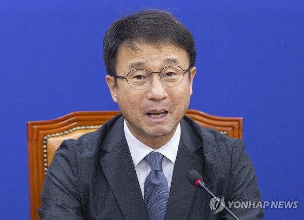 더불어민주당 한병도 원내대표가 23일 국회에서 열린 원내대책회의에서 22대 하반기 국회 원구성과 관련한 발언하고 있다. [사진=연합뉴스]
