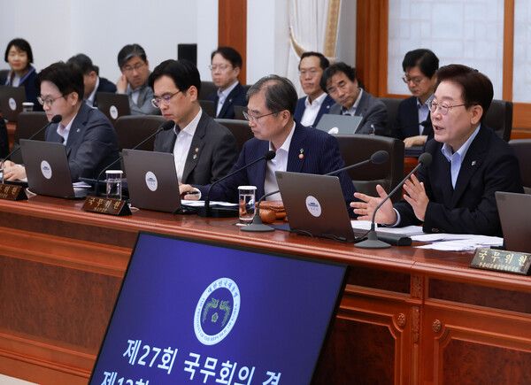 이재명&nbsp;대통령이 23일 청와대에서 국무회의 겸 비상경제점검회의를 주재하고 있다. [사진=연합뉴스]