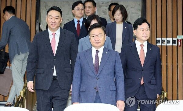 국민의힘 정점식 원내대표가 23일 국회에서 열린 원내대책회의에 입장하고 있다.[사진=연합뉴스]