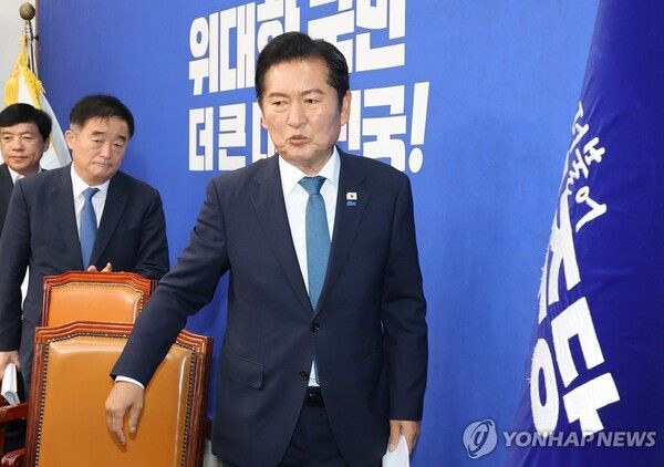 더불어민주당 정청래 대표가 24일 국회에서 열린 최고위원회의에서 대표직 사퇴 의사를 밝힌 뒤 회의실을 떠나고 있다.[사진=연합뉴스]