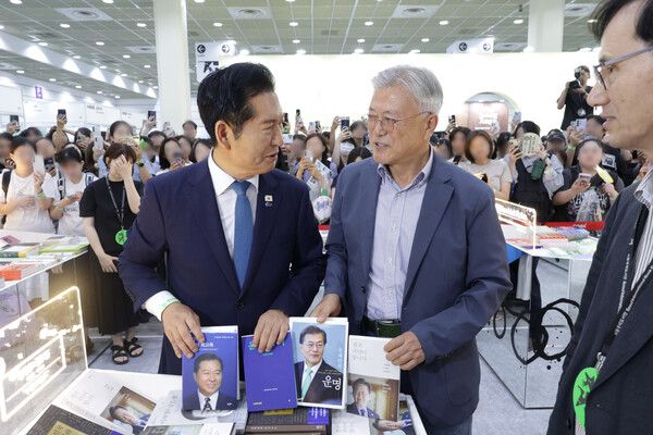 정청래&nbsp;전 더불어민주당 대표가 24일 서울 강남구 코엑스에서 열린 서울국제도서전에서 문재인 전 대통령과 대화하고 있다. [사진=연합뉴스]