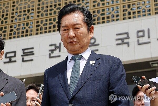 더불어민주당 정청래 대표가 24일 국회에서 열린 최고위원회의에서 대표직 사퇴 의사를 밝힌 뒤 차량으로 이동하고 있다.[사진=연합뉴스]