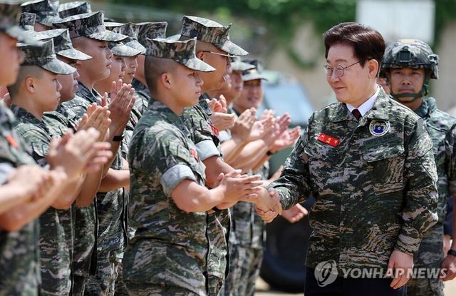 이재명 대통령이 24일 인천시 옹진군 해병대 연평부대에서 장병들과 인사하고 있다. 2026.6.24 [사진=청와대통신사진기자단=연합뉴스]