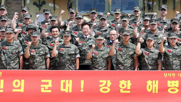 이재명&nbsp;대통령이 24일 인천시 옹진군 해병대 연평부대에서 장병들과 기념 촬영을 하고 있다. [사진=연합뉴스]