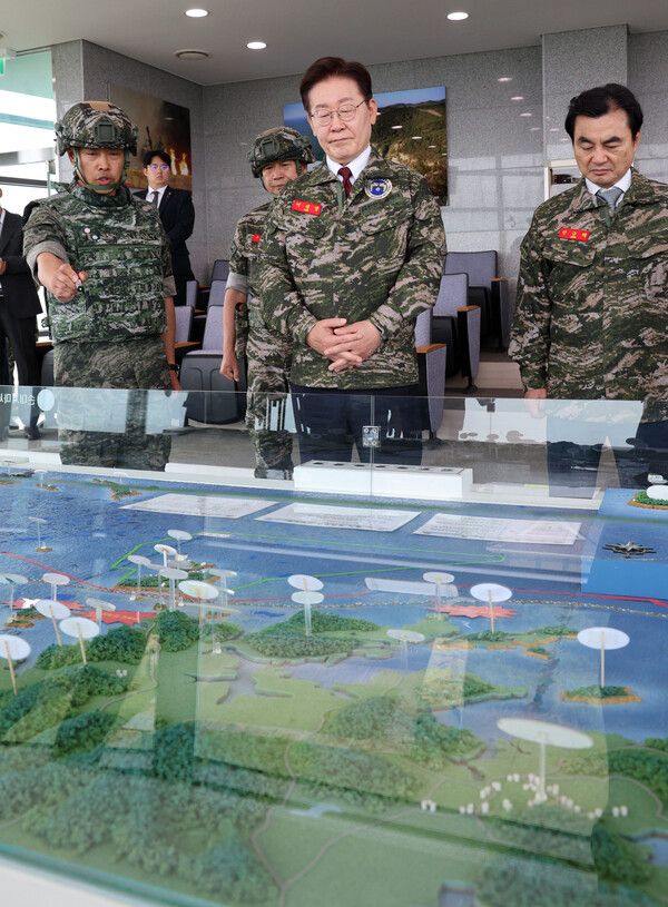 이재명&nbsp;대통령이 24일 인천시 옹진군 연평도 평화전망대에서 경계작전 현황 보고를 받고 있다. [사진=연합뉴스]