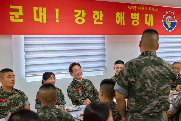 이재명&nbsp;대통령이 24일 인천시 옹진군 해병대 연평부대에서 열린 장병들과의 오찬에서 한 병사의 발언을 듣고 있다. [사진=연합뉴스]
