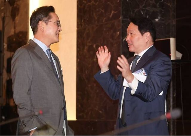 이재용 삼성전자 회장과 최태원 SK회장이 지난 4월 23일(현지시간) 베트남 하노이의 한 호텔에서 열린 한-베트남 비즈니스포럼 사전 간담회에서 대화하고 있다. [사진=연합뉴스]