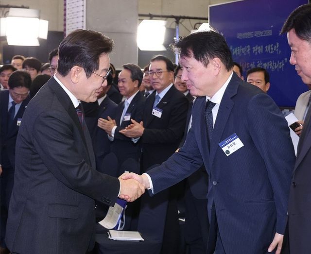 지난 2025년 9월10일 서울 마포구 프론트원에서 열린 국민성장펀드 보고대회에서 이재명 대통령과 최태원 대한상공회의소 회장 겸 SK그룹 회장과 인사하고 있다. [사진=연합뉴스]