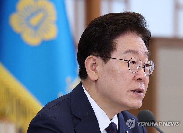 이재명 대통령이 26일 청와대에서 열린 '미래 신안보 혁신기업 육성전략' 회의에서 발언하고 있다. [사진=연합뉴스]