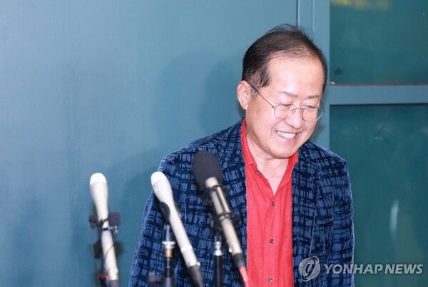 홍준표 전 대구시장이 17일 인천국제공항 제1여객터미널을 통해 귀국, 취재진과 인터뷰를 마친 뒤 이동하고 있다. 홍 전 시장은 지난 4월 국민의힘 대선 후보 경선에서 패배한 뒤 탈당하고 미국 하와이에 머물렀다. 2026.6.17. [사진=연합뉴스]