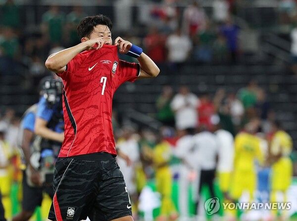 한국 축구 국가대표팀 주장 손흥민이 24일(현지시간) 멕시코 몬테레이 스타디움에서 열린 2026 북중미 월드컵 A조 3차전 남아프리카공화국과의 경기에서 0대1로 패배한 뒤 아쉬운 듯 유니폼으로 얼굴을 가리고 있다. 2026.6.25 [사진=연합뉴스]
