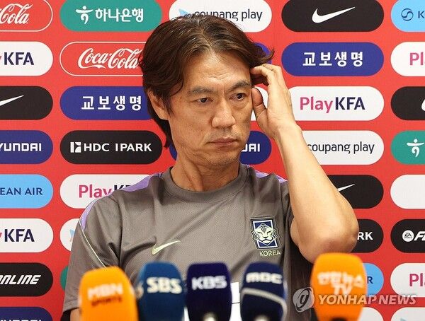 2026 북중미 월드컵 A조 조별리그 3차전에서 남아공에 패해 32강 합류를 위해 다른 조의 결과를 기다리고 있는 한국 축구국가대표팀이 25일(현지시간) 팀 베이스캠프인 멕시코 과달라하라로 돌아와 사포판 치바스 바예 베르데에서 회복훈련을 했다. 훈련에 앞서 갖은 기자회견에서 홍명보 감독이 기자의 질문을 듣고 있다. 2026.6.26 [사진=연합뉴스]