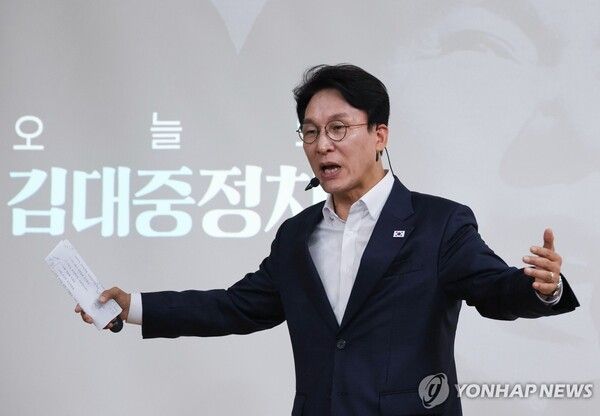 김민석 국무총리가 26일 광주광역시 김대중컨벤션센터에서 김대중정치학교 주최로 열린 '청년리더십학교 워크숍'에서 '청년 정치인을 위한 DJ 정치론'을 주제로 특강하고 있다. 2026.6.26 [사진=연합뉴스]