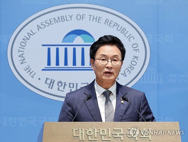 더불어민주당 정진욱 의원이 9일 국회 소통관에서 중앙선관위 개혁을 위한 원포인트 개헌을 촉구하고 있다. 2026.6.9 [사진=연합뉴스]