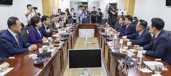 초·재선을 주축으로 한 국민의힘 소장파 모임 '대안과 미래' 이성권 간사를 비롯한 의원들이 25일 국회 의원회관에서 열린 조찬 모임에서 대화하고 있다.이날 '대안과 미래' 소속 의원들은 24일 장동혁 대표 기자회견 내용을 평가하고 장 대표의 거취에 대한 논의할 예정이다. 2026.6.25 [사진=연합뉴스]