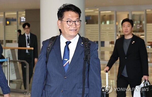 더불어민주당 송영길 의원이 조정식 국회의장 특사 자격으로 미국 방문을 마친 뒤 27일 인천국제공항 제2여객터미널로 귀국하고 있다. 2026.6.27 [사진=연합뉴스]