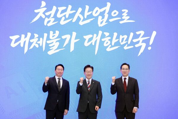 이재명&nbsp;대통령과 이재용 삼성전자 회장, 최태원 SK그룹 회장이 29일 청와대에서 열린 3대 메가프로젝트 국민보고회에서 기업 투자계획 발표 후 기념촬영을 하고 있다. [사진=연합뉴스]
