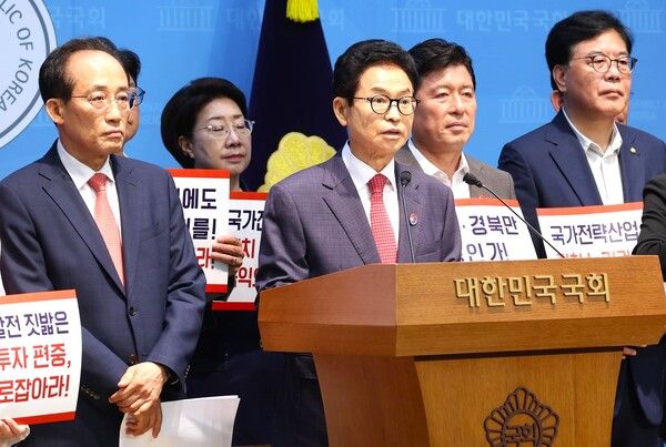 기자회견 중인 이철우 경북도지사, 추경호 대구시장 및 대구·경북 국회의원들 / 사진=경상북도