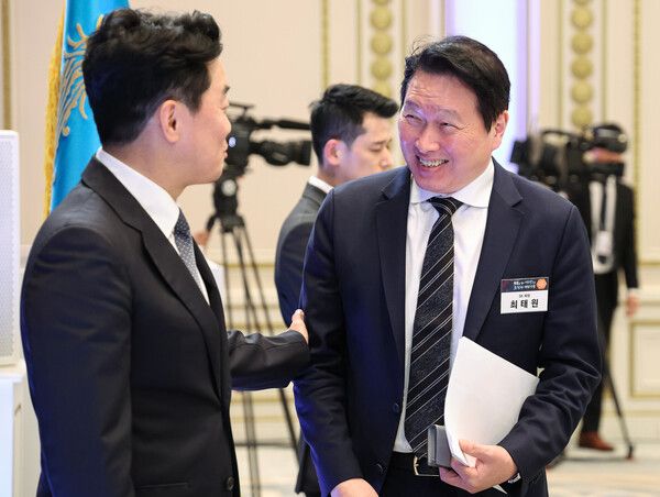 강훈식&nbsp;비서실장과 최태원 SK그룹 회장이 29일 청와대에서 이재명 대통령 주재로 열린 3대 메가프로젝트 국민보고회에서 대화하고 있다. [사진=연합뉴스]