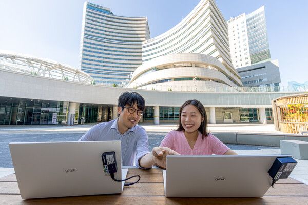 경기도청 공무원이 '5G 업무망 거점형'을 활용해 외부에서 업무를 하고 있다. [사진=KT]