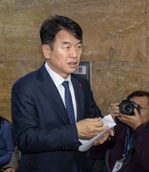 더불어민주당 문진석 의원이 국회에서 열린 민주당 의원 총회에 입장하고 있다. (사진=연합뉴스)