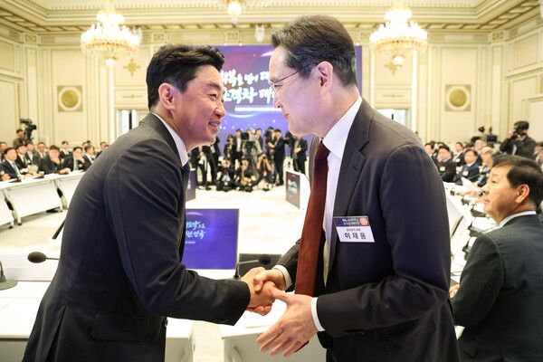 강훈식&nbsp;비서실장과 이재용 삼성전자 회장이 29일 청와대에서 이재명 대통령 주재로 열린 3대 메가프로젝트 국민보고회에서 악수하고 있다. [사진=연합뉴스]