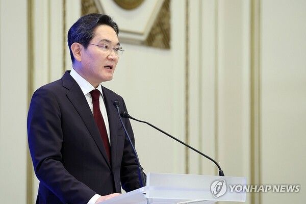 이재용 삼성전자 회장이 29일 청와대에서 이재명 대통령 주재로 열린 3대 메가프로젝트 국민보고회에서 투자계획을 발표하고 있다 [사진=연합뉴스]