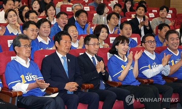 더불어민주당 정청래 총괄상임선거대책위원장과 한병도 공동상임선대위원장, 이시종 공동상임선대위원장이 3일 국회 의원회관에 마련한 제9회 전국동시지방선거·국회의원 재보궐선거 개표상황실에서 출구조사 결과를 차분하게 지켜보고 있다. [사진=연합뉴스]
