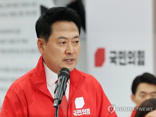 국민의힘 장동혁 상임선거대책위원장이 3일 여의도 중앙당사 개표상황실에서 투표용지 부족 사태와 관련한 긴급 기자회견을 하고 있다. [사진=연합뉴스]