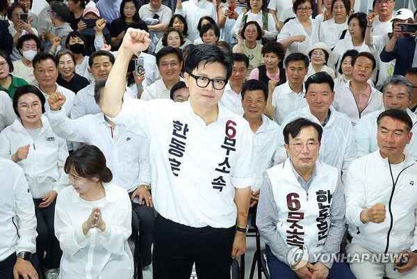 무소속 한동훈 부산 북갑 국회의원 보궐선거 후보가 4일 부산 북구 선거사무소에서 당선이 확실시 되자 주먹을 불끈 쥐고 있다.[사진=연합뉴스]