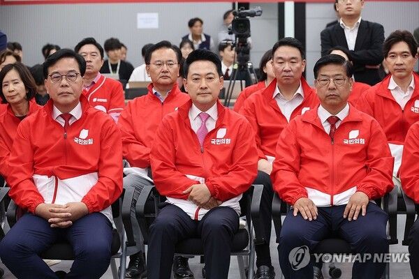 국민의힘 장동혁 상임선거대책위원장과 송언석 공동선대위원장 등 공동선대위원장들이 3일 여의도 당사에 마련된 국민의힘 개표 상황실에서 제9회 전국동시지방선거 및 6.3 국회의원 재·보궐선거 방송사 출구조사 결과를 보고 있다.[사진=연합뉴스]