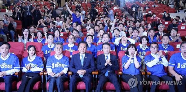 더불어민주당 정청래 총괄상임선거대책위원장과 한병도 공동상임선대위원장, 이시종 공동상임선대위원장이 3일 국회 의원회관에 마련한 제9회 전국동시지방선거·국회의원 재보궐선거 개표상황실에서 출구조사 결과를 지켜보고 있다. 2026.6.3 [국회사진기자단]