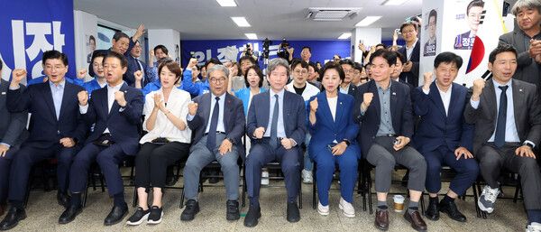6·3 지방선거일인 3일 서울 중구 태평로2가 더불어민주당&nbsp;정원오&nbsp;서울시장 후보 선거상황실에서 이인영 상임선대위원장등 캠프 관계자들이 방송사 출구조사 결과를 시청하며 환호하고 있다. 왼쪽부터 이해식 총괄선대본부장, 김영호·고민정 공동선대위원장, 이재정 후원회장, 이인영 상임선대위원장, 남인순 공동선대위원장, 이용선 노동본부장, 오기형 정책본부장, 이정헌 수석대변인. [사진=연합뉴스]