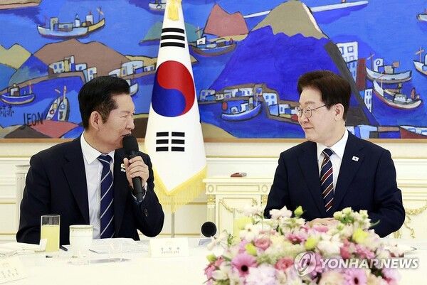 더불어민주당 정청래 대표가 4월 7일 청와대에서 열린 여야정 민생경제 협의체 회담에서 이재명 대표를 바라보며 발언하고 있다. [사진=연합뉴스]