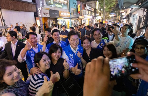 강동구 천호 로데오거리 도보 유세 중인 정원오 민주당 후보.[사진=정원오 후보 캠프]