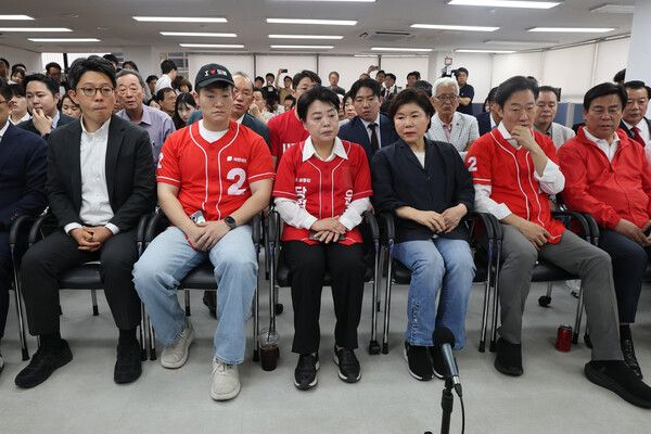 국민의힘&nbsp;오세훈&nbsp;서울시장 후보 캠프 관계자들이 3일 서울 종로구 대왕빌딩에 마련된 선거사무소에서 제9회 전국동시지방선거 방송3사 출구조사 결과를 확인한 뒤 굳은 표정을 짓고 있다. 왼쪽부터 김병민 선대위 대변인, 김재섭, 윤희숙 공동선대위원장, 조은희 총괄선거대책본부장, 박수민 공동선대위원장, 김선동 총괄본부장. [사진=연합뉴스]