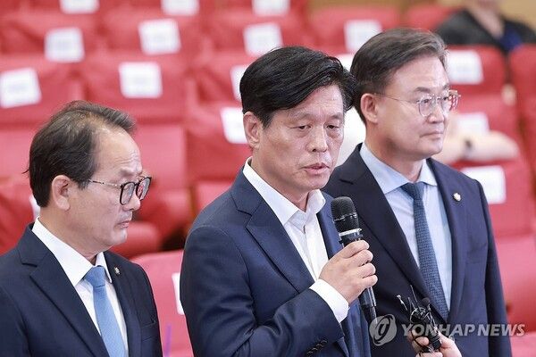 더불어민주당 조승래 총괄선거대책본부장이 3일 국회 의원회관에 마련한 제9회 전국동시지방선거·국회의원 재보궐선거 개표상황실에서 투표용지 부족 사태, 국민의힘의 서울 선거 개표 중단 요구 등 현안에 대해 입장을 밝히고 있다. 2026.6.3 [사진=연합뉴스]