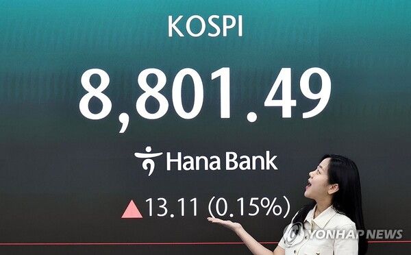 2일 코스피는 전 거래일 대비 13.11포인트(0.15%) 오른 8,801.49에, 코스닥은 24.00포인트(2.29%) 내린 1,026.03에 장을 마감했다. [사진=연합뉴스]