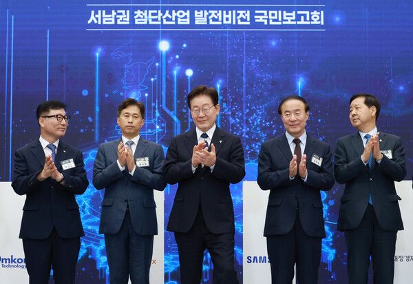이재명&nbsp;대통령이 30일 광주 김대중컨벤션센터에서 열린 서남권 첨단산업 발전비전 국민보고회에서 정부와 기업의 MOU체결식이 끝난 뒤 참석자들과 박수치고 있다.&nbsp;왼쪽부터 이진안 앰코테크놀로지코리아 대표, 곽노정 SK하이닉스 대표,&nbsp;이재명&nbsp;대통령, 전영현 삼성전자 부회장, 구윤철 부총리 겸 재정경제부 장관. [사진=연합뉴스]